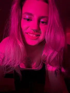 blondiedoll Adlı Modelin Canlı XXX Sohbeti