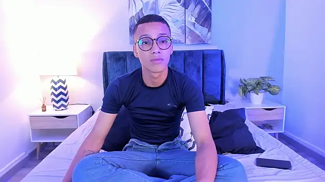 Show modela CaioValerio na web-kameri