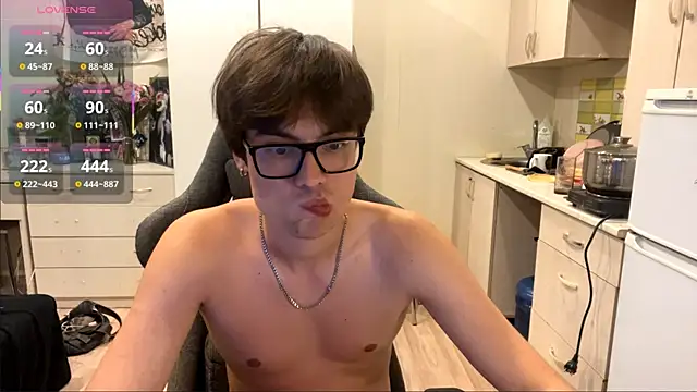 Show modela JadeNoiiir na web-kameri