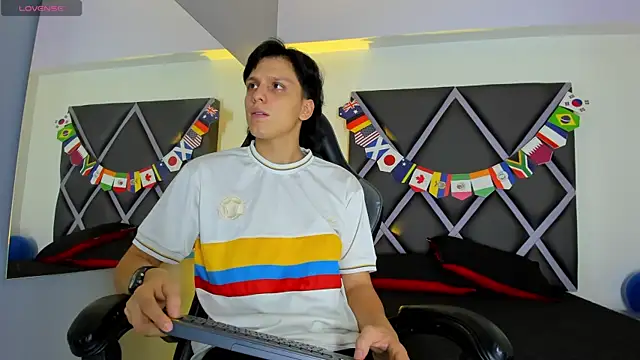 Dante-23 Show in webcam