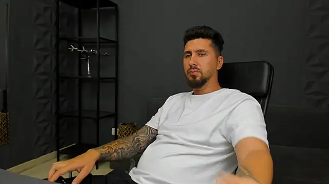 LoganStroud Pertunjukan Webcam