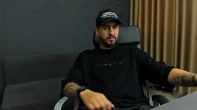 LoganStroud webkamerás műsora