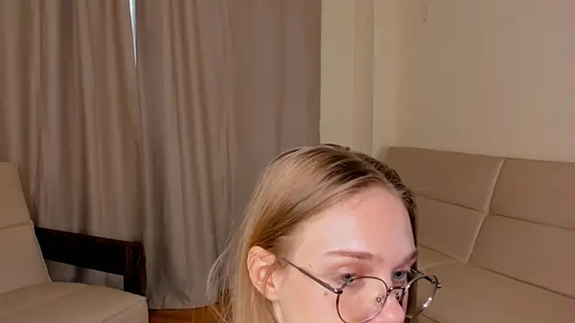 FemMantis' Live XXX Chat