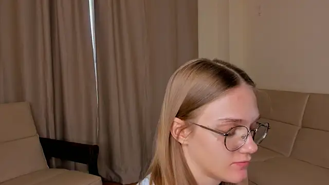 FemMantis' Live XXX Chat