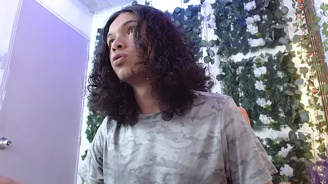 Show modela Frankie_Lm na web-kameri