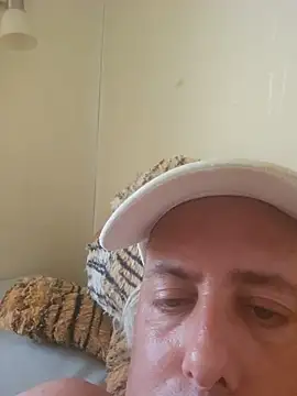 הופעת וובקאם של heterohotguy78