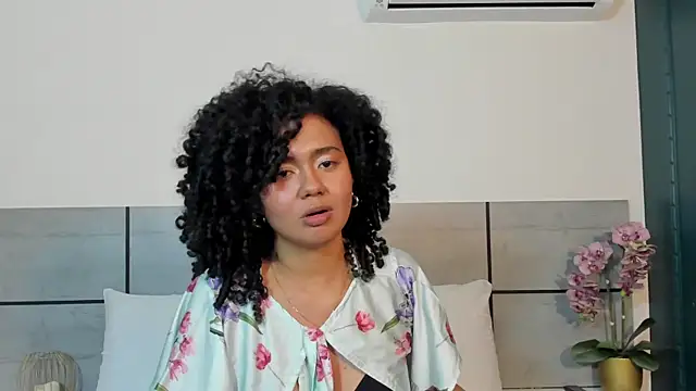 Kiraspell Adlı Modelin Canlı XXX Sohbeti
