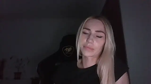 Solariaki's Live XXX Chat