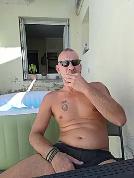 הופעת וובקאם של NewBigcockhere