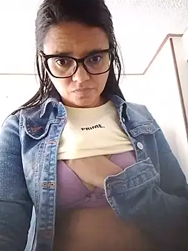 selena_foxy Show in webcam