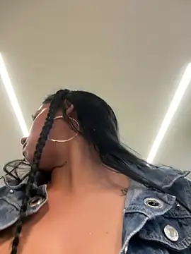 Chat XXX en directo de LilacNoir