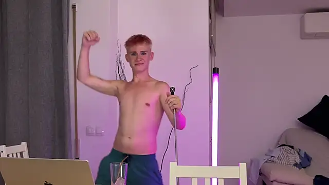Show modela twiinknico na web-kameri