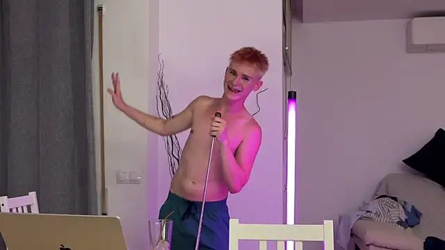 Show modela twiinknico na web-kameri