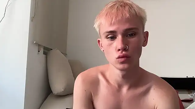 Show modela twiinknico na web-kameri