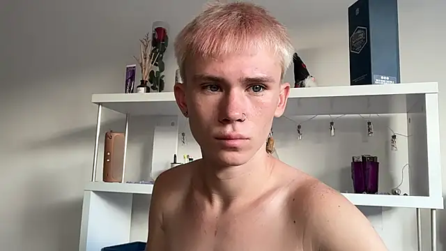 Show modela twiinknico na web-kameri