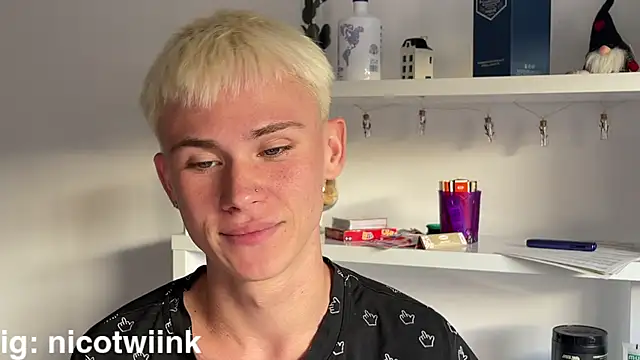 twiinknico webcam show
