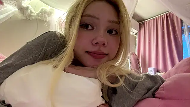 LinaFloww's Live Sex Cam Show