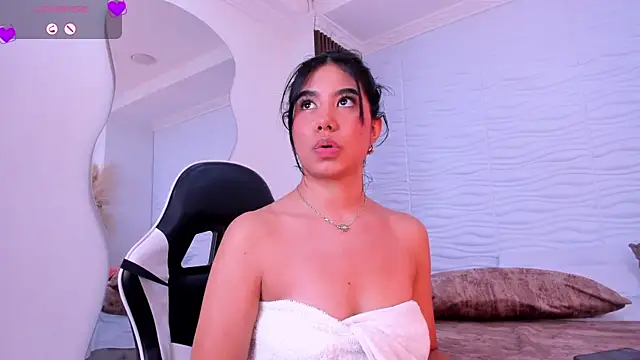 AylinLove_ Adlı Modelin Canlı XXX Sohbeti