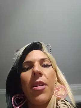 הופעת וובקאם של lil_jiggly