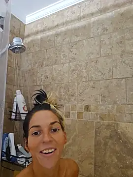 הופעת וובקאם של lil_jiggly