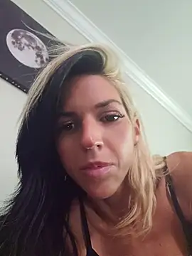 lil_jiggly Show in webcam