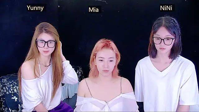 MiNi-U: вебкам-шоу