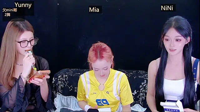 MiNi-U: διαδικτυακό σόου στην κάμερα