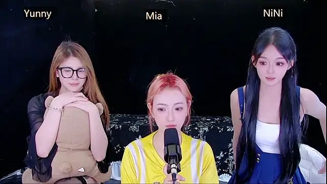 MiNi-U: вебкам-шоу