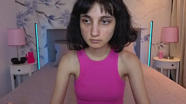 Little_zoi Show in webcam
