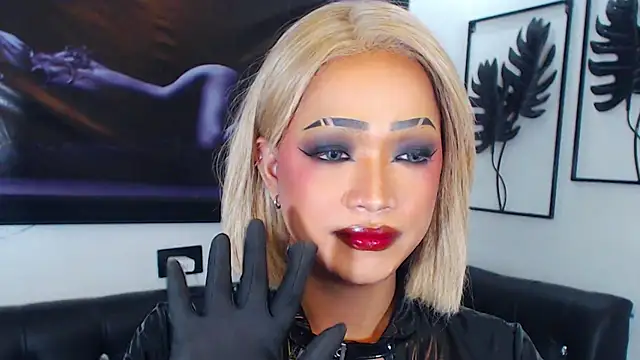 הופעת וובקאם של QueenOfHypnisist