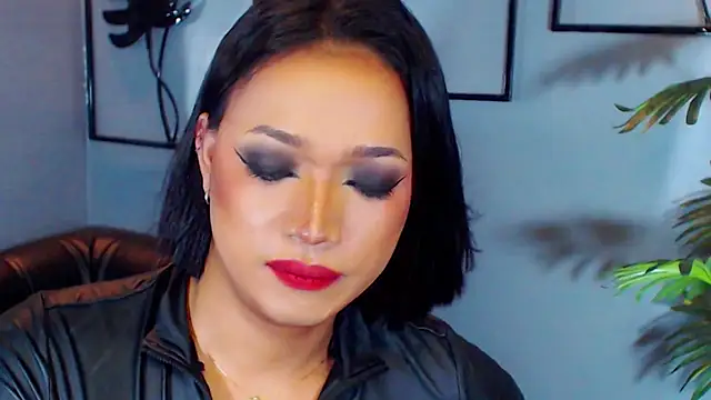 Show modela QueenOfHypnisist na web-kameri