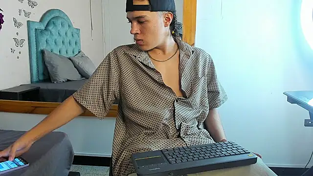 Show modela Charlie_Latino na web-kameri