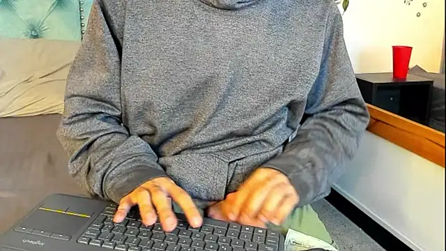 Pokazy przed kamerką – Charlie_Latino