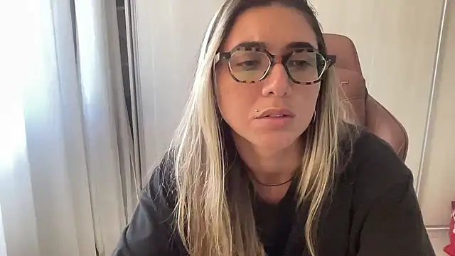 הופעת וובקאם של lailayourangel