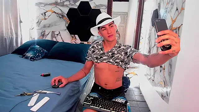 Goldendesirexx webcam show