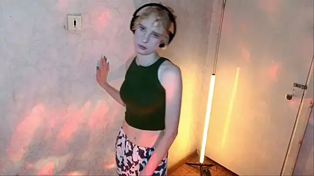 CuteLittleAngel Webcam Show