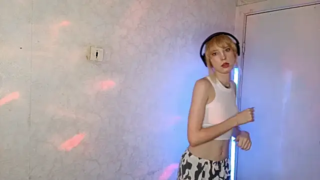 CuteLittleAngel webcam show