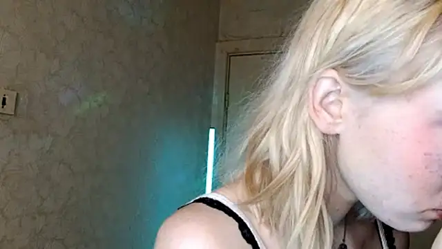 CuteLittleAngel's Live XXX Chat