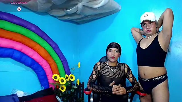 Sam_and_Ayla Show in webcam