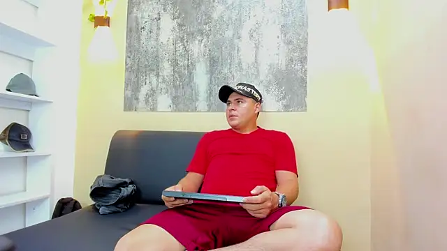 Show modela THEO_WOOD3 na web-kameri