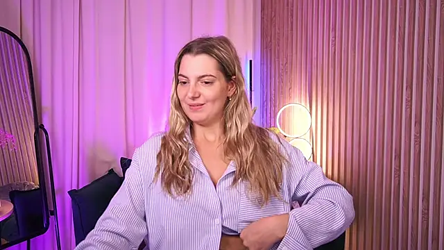 LucreciaStorm élő XXX-chatje