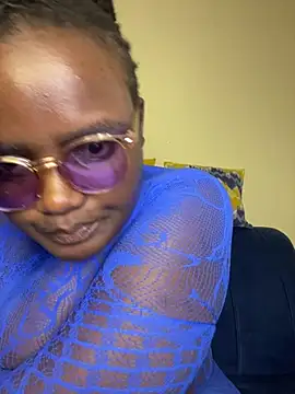 Bustyy_Bitch's Webcam Show