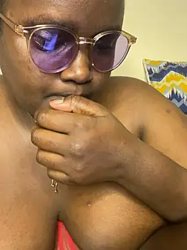Bustyy_Bitch élő XXX-chatje