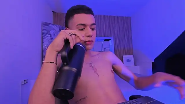 Pokazy przed kamerką – MathewAdamss