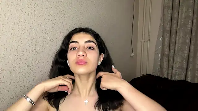 Ledi_Asthik: διαδικτυακό σόου στην κάμερα