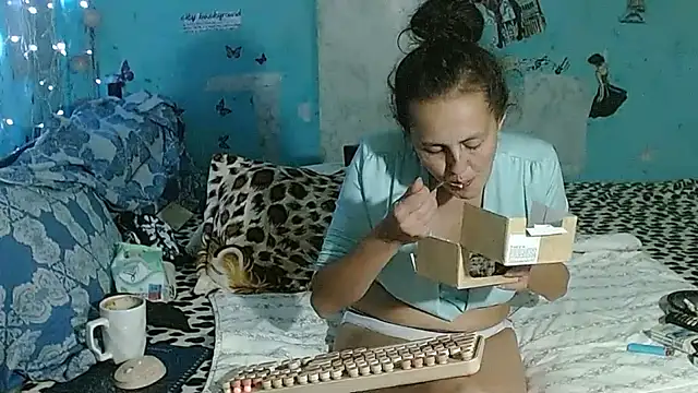 brighteyes77 Adlı Modelin Canlı XXX Sohbeti