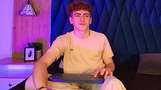 Show modela Tyler_Mcrey na web-kameri