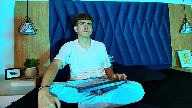Show modela Tyler_Mcrey na web-kameri