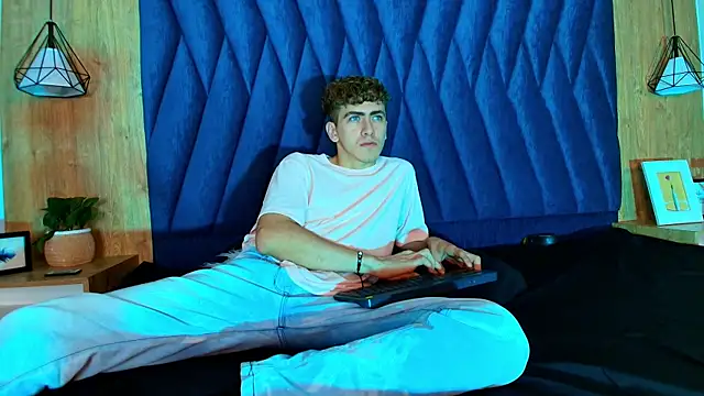 Show modela Tyler_Mcrey na web-kameri