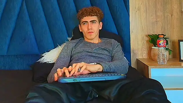 Show modela Tyler_Mcrey na web-kameri